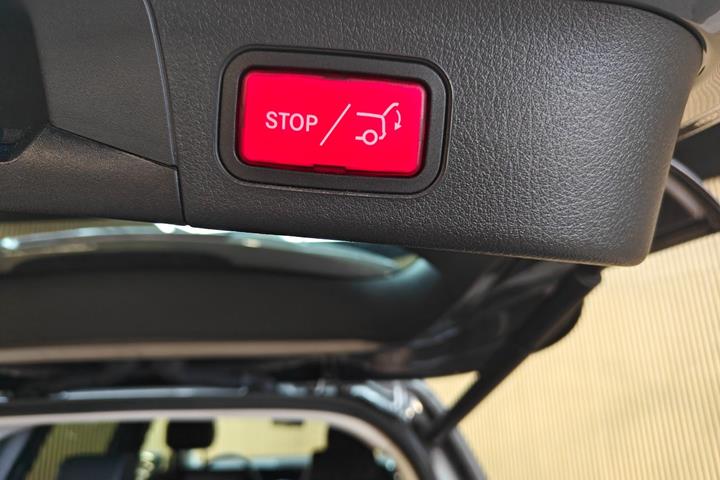 Grå Mercedes EQB300 fra 2023