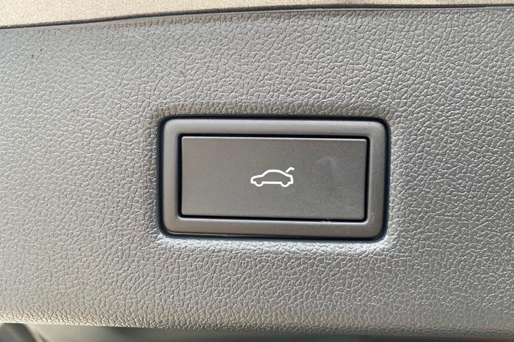 Grå Ford Explorer fra 2025