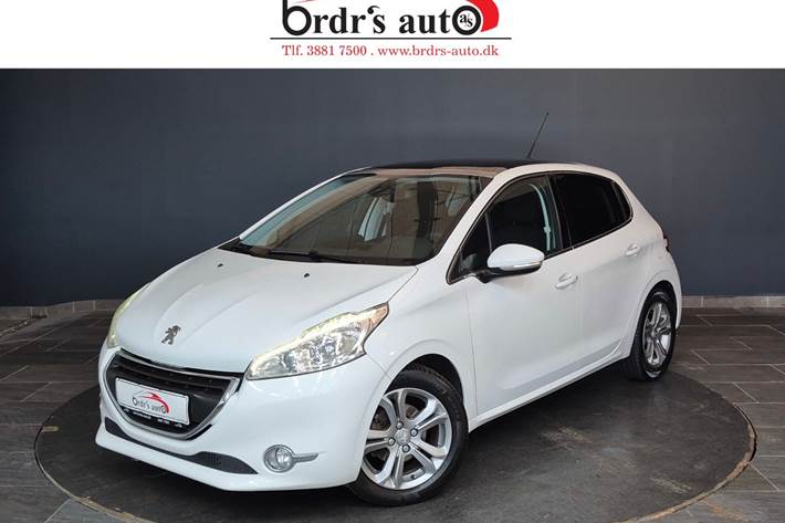 Hvid Peugeot 208 fra 2015 set udefra