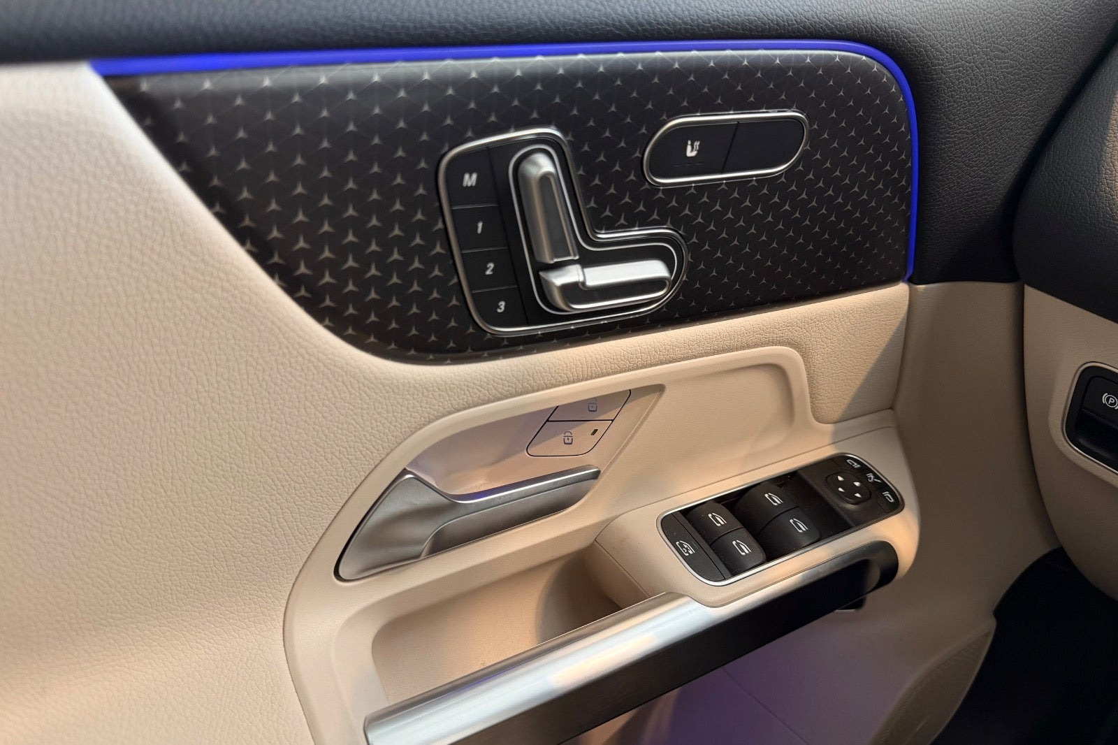 Hvid Mercedes EQB250+ fra 2026