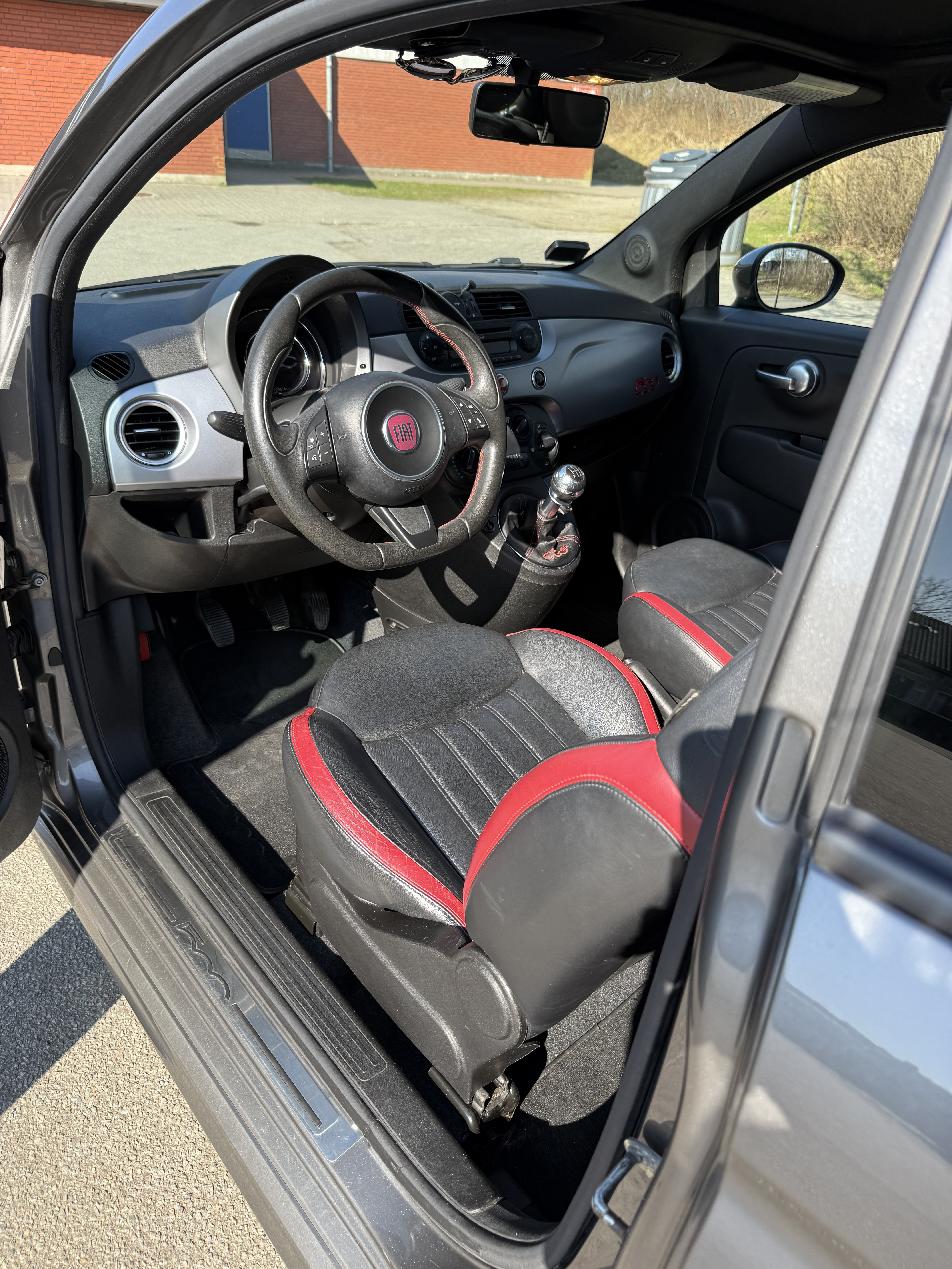 Grå Fiat 500C fra 2014