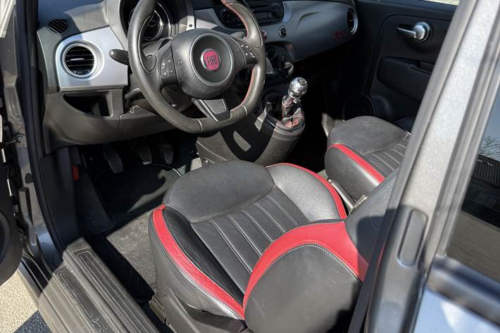 Grå Fiat 500C fra 2014