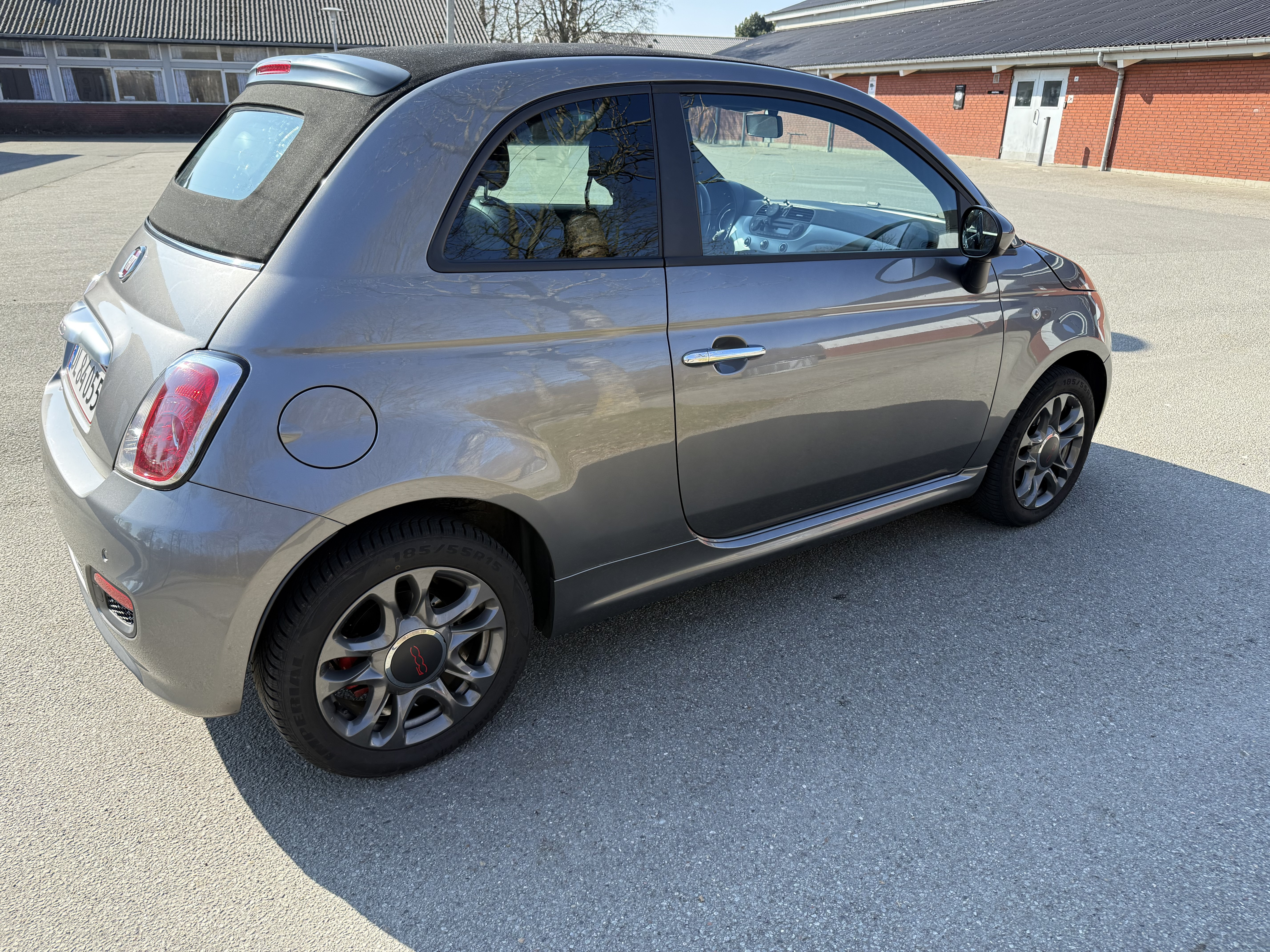 Grå Fiat 500C fra 2014