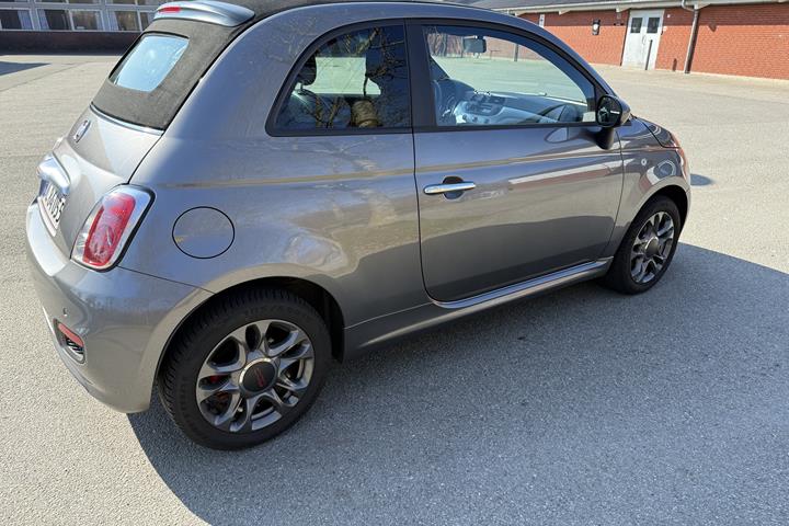 Grå Fiat 500C fra 2014