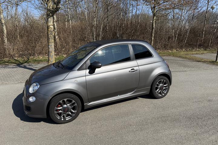 Grå Fiat 500C fra 2014