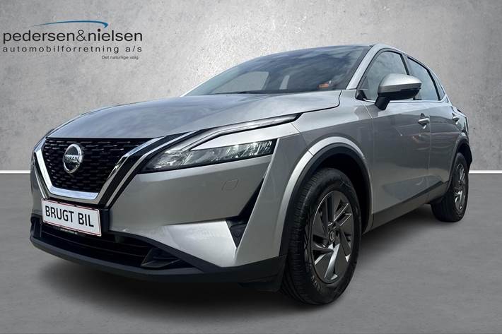 Sølv Nissan Qashqai fra 2022 set udefra