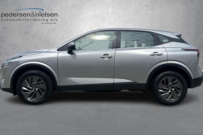 Sølv Nissan Qashqai fra 2022