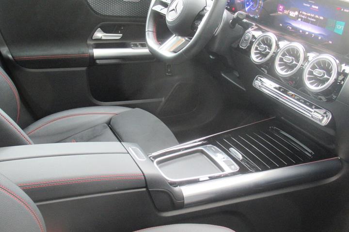 Sort Mercedes EQA 250+ fra 2024