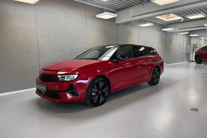 Rød Opel Astra-e fra 2024