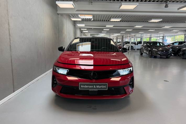 Rød Opel Astra-e fra 2024