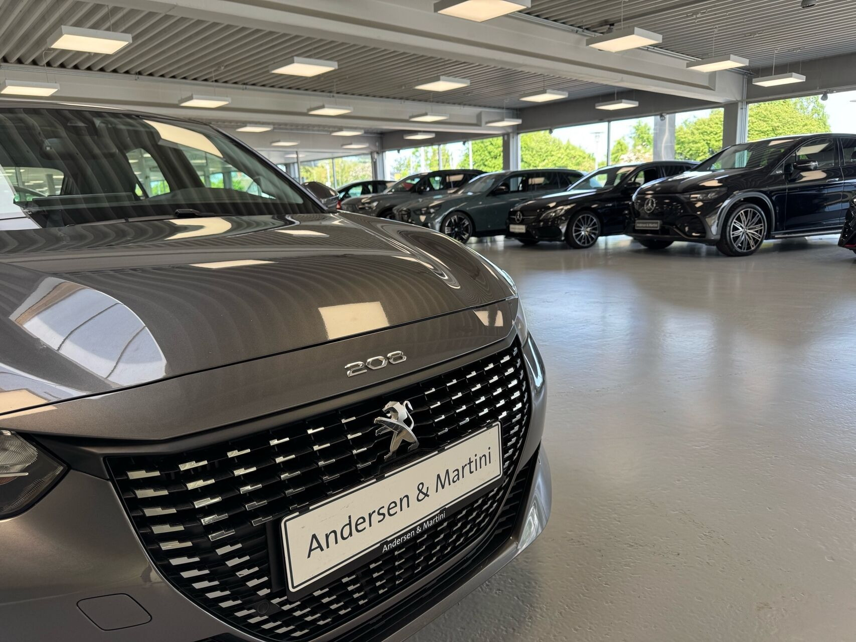 Grå Peugeot 208 fra 2020