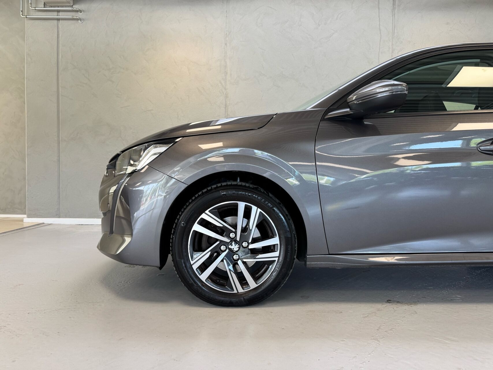 Grå Peugeot 208 fra 2020