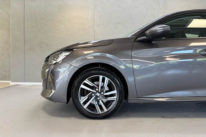 Grå Peugeot 208 fra 2020