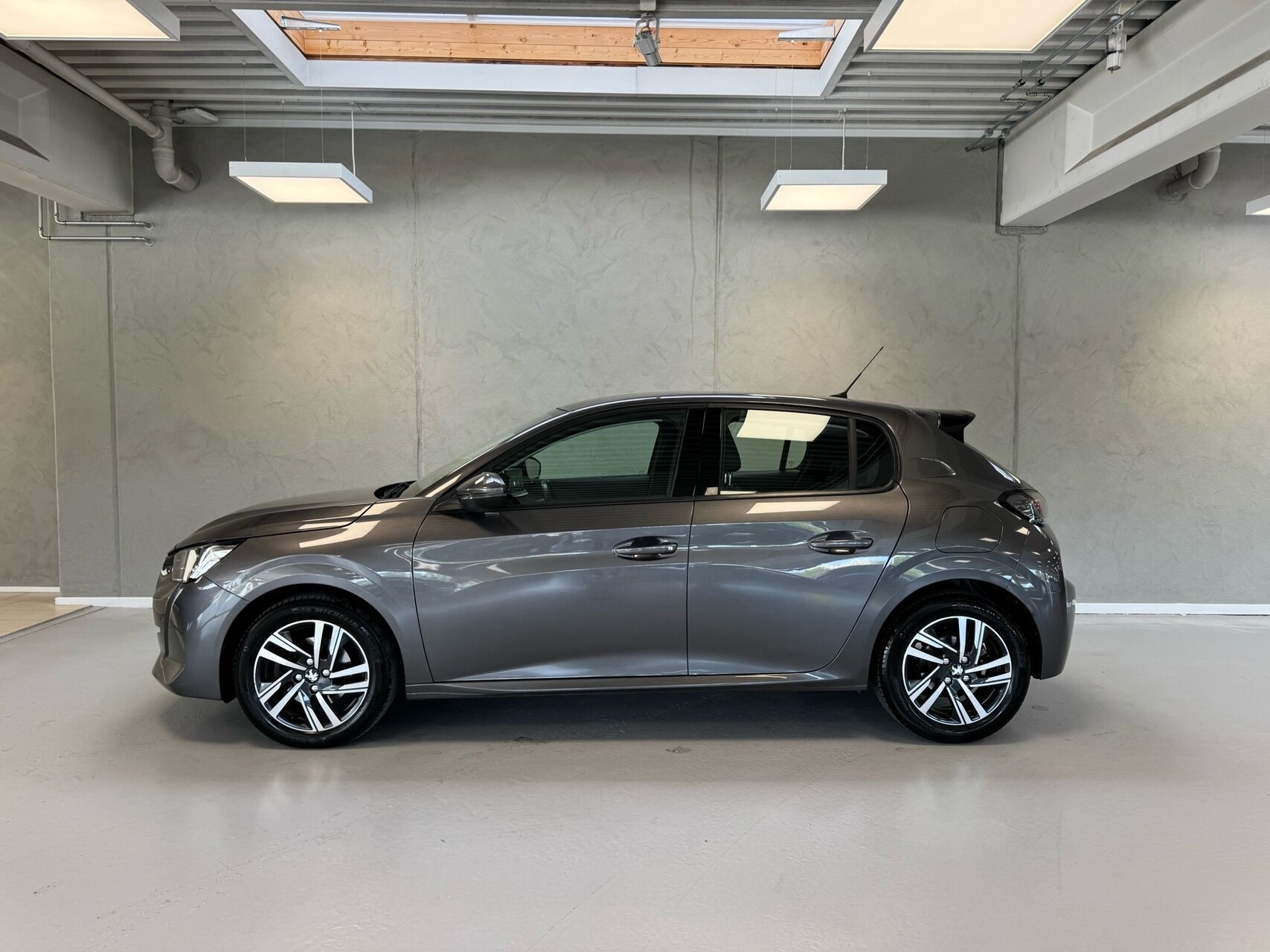 Grå Peugeot 208 fra 2020