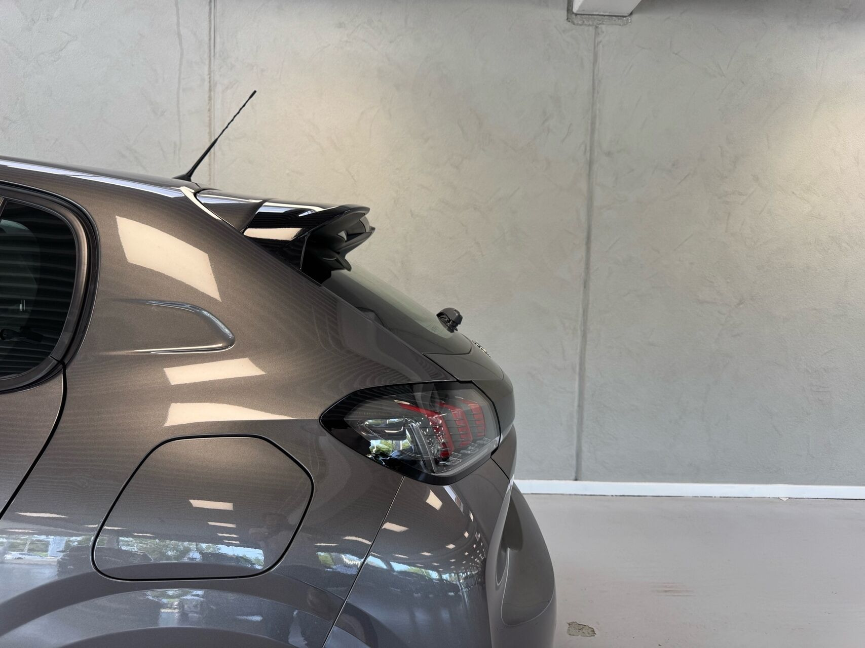 Grå Peugeot 208 fra 2020