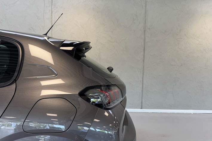 Grå Peugeot 208 fra 2020