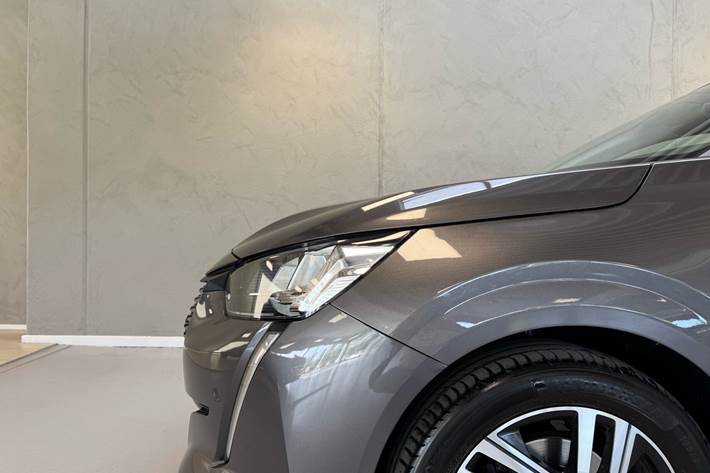 Grå Peugeot 208 fra 2020