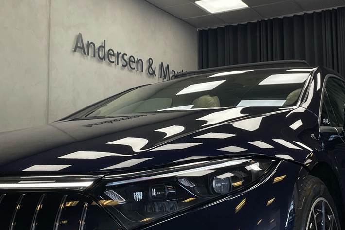 Blå Mercedes EQS 580 fra 2022