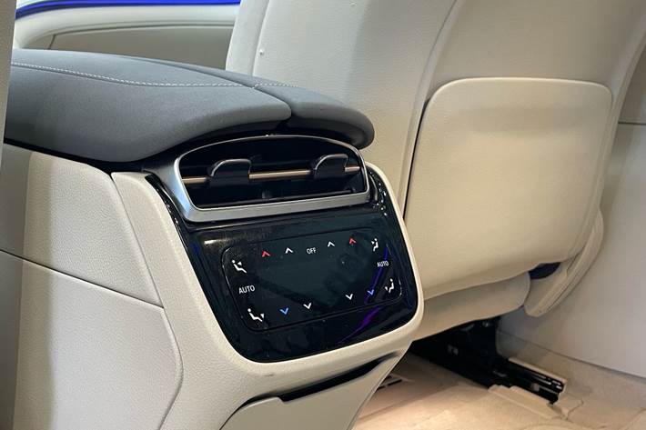 Blå Mercedes EQS 580 fra 2022
