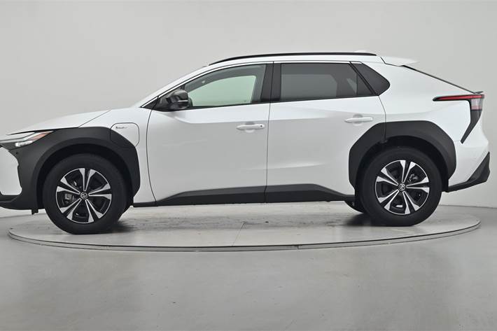 Hvid Toyota BZ4X fra 2025