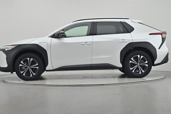 Hvid Toyota BZ4X fra 2025