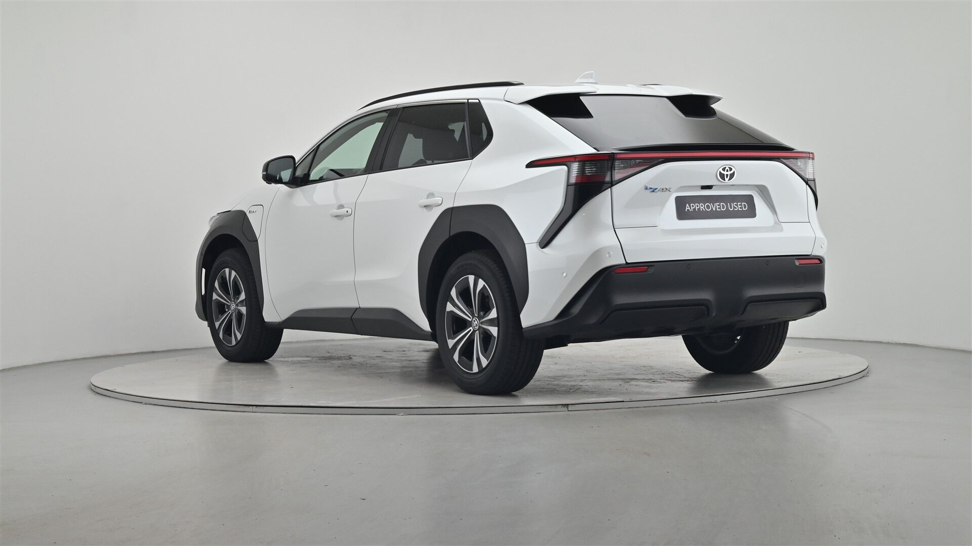Hvid Toyota BZ4X fra 2025