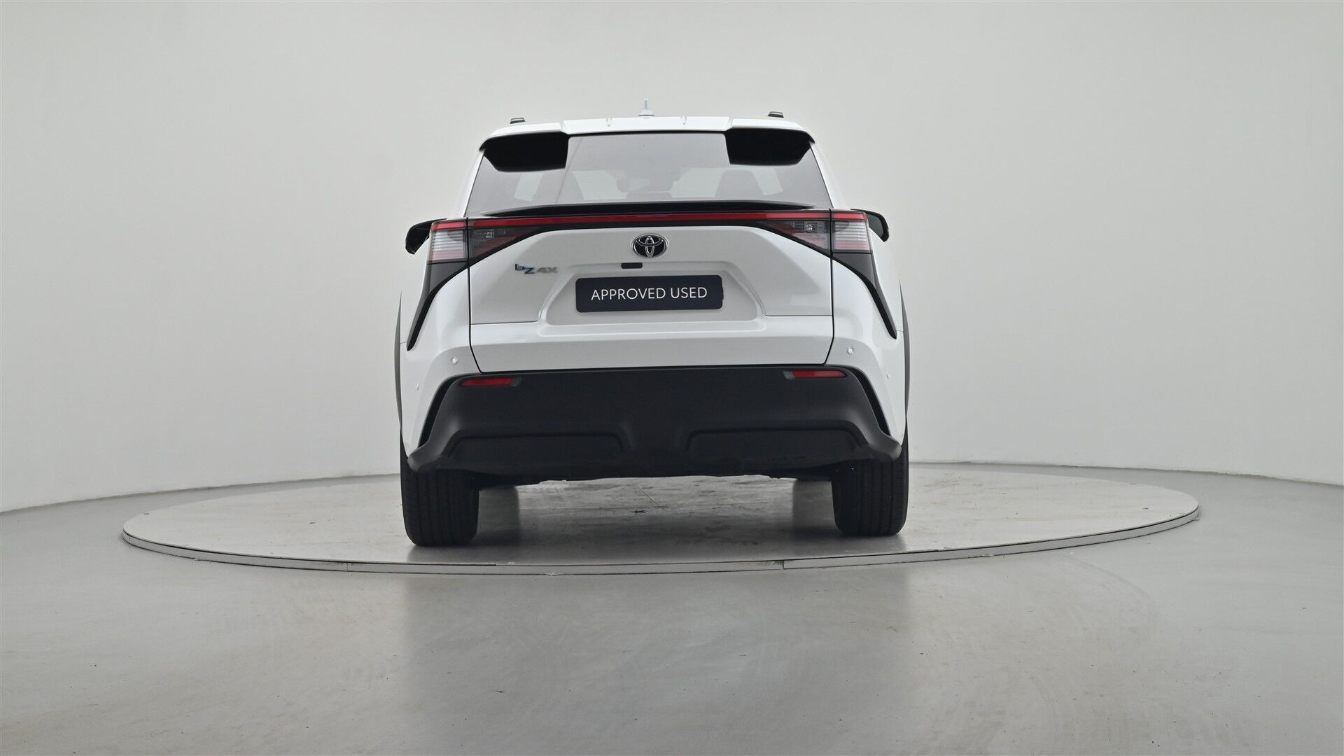 Hvid Toyota BZ4X fra 2025