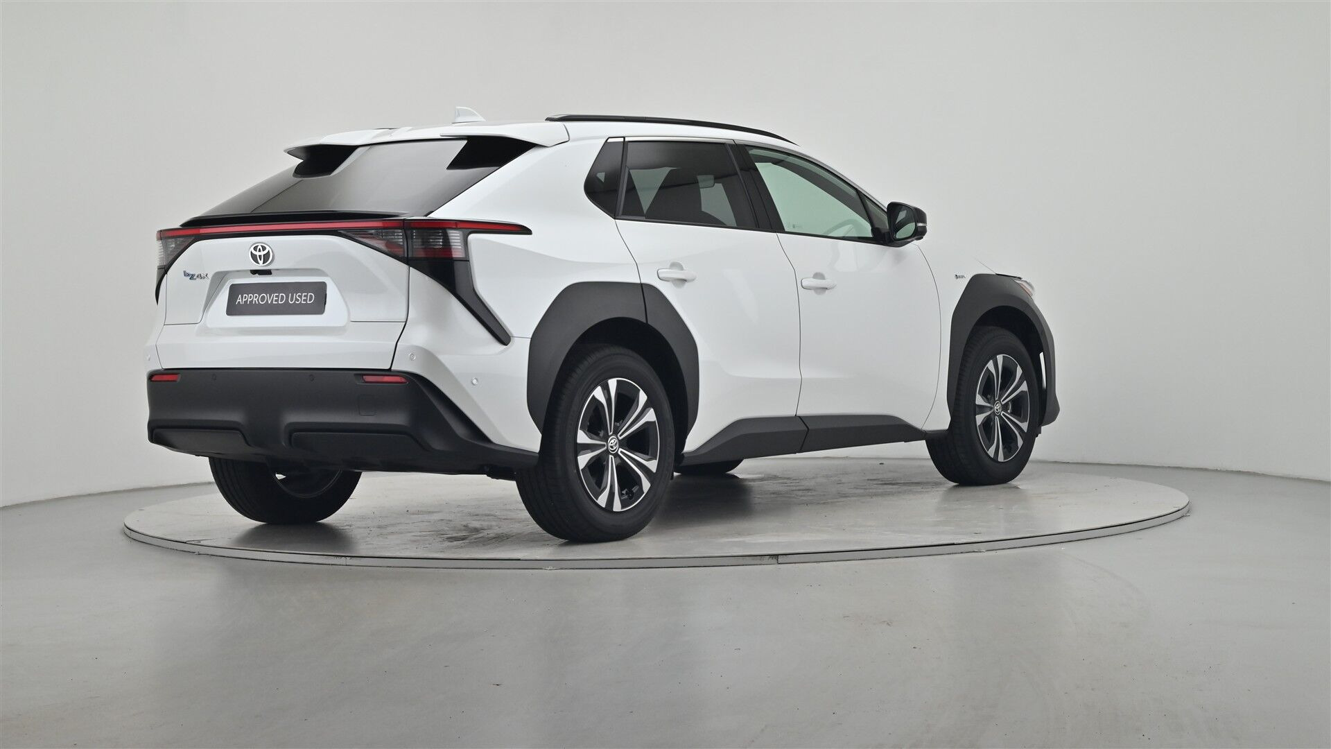 Hvid Toyota BZ4X fra 2025