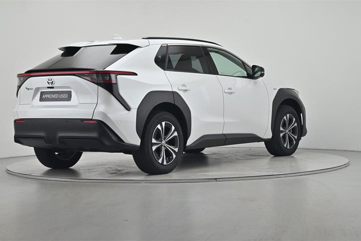 Hvid Toyota BZ4X fra 2025