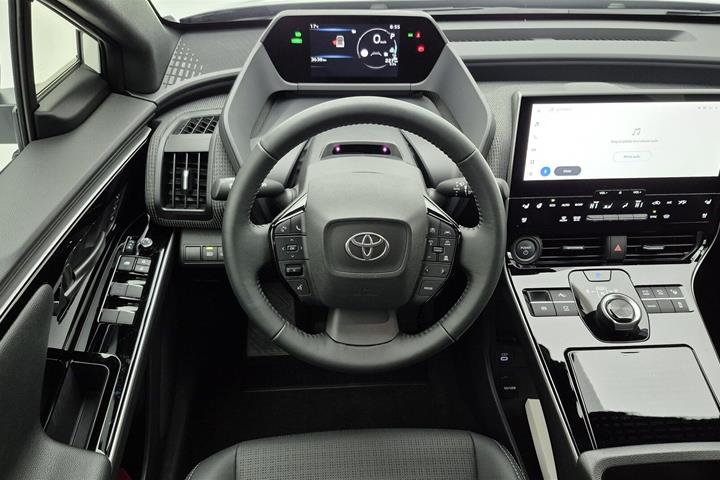 Hvid Toyota BZ4X fra 2025
