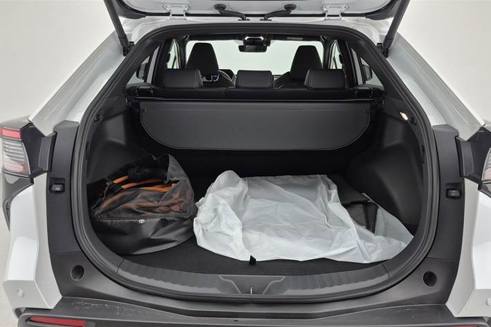 Hvid Toyota BZ4X fra 2025