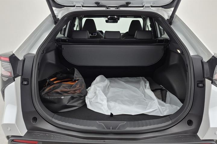 Hvid Toyota BZ4X fra 2025