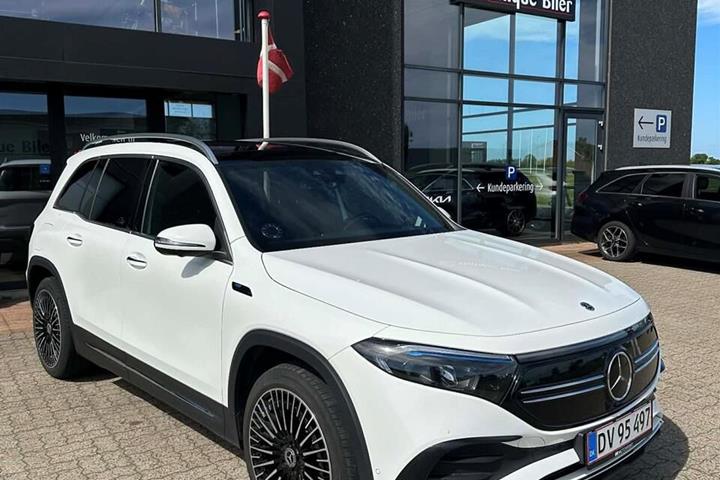 Hvid Mercedes EQB 300 fra 2022 set udefra