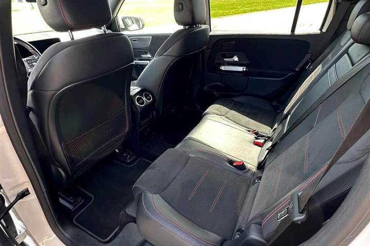 Hvid Mercedes EQB 300 fra 2022