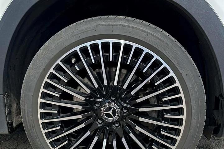 Hvid Mercedes EQB 300 fra 2022
