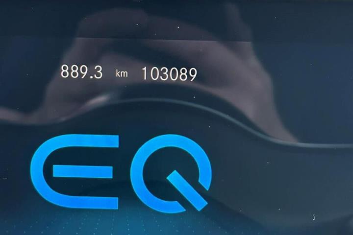 Hvid Mercedes EQB 300 fra 2022