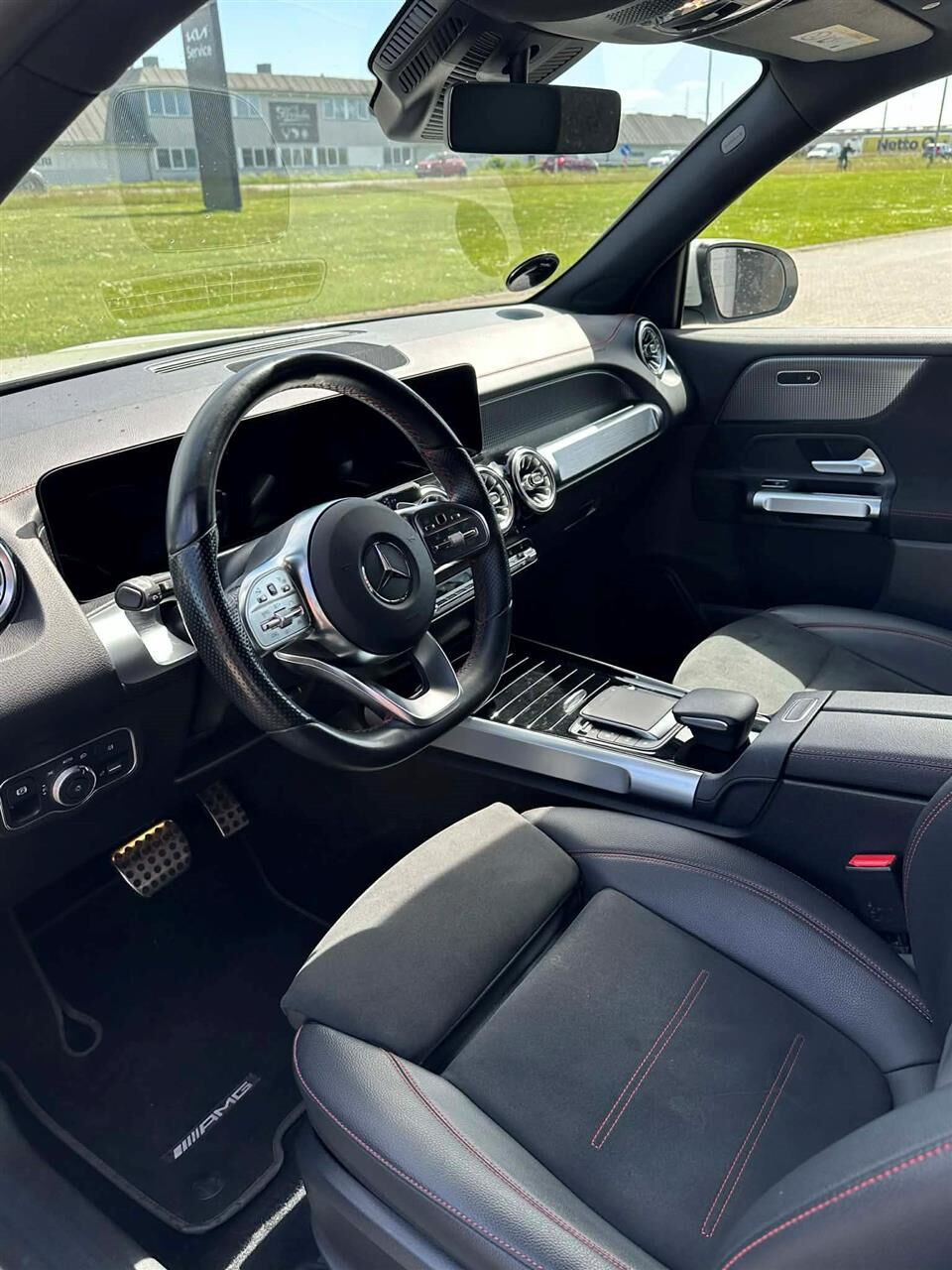 Hvid Mercedes EQB 300 fra 2022