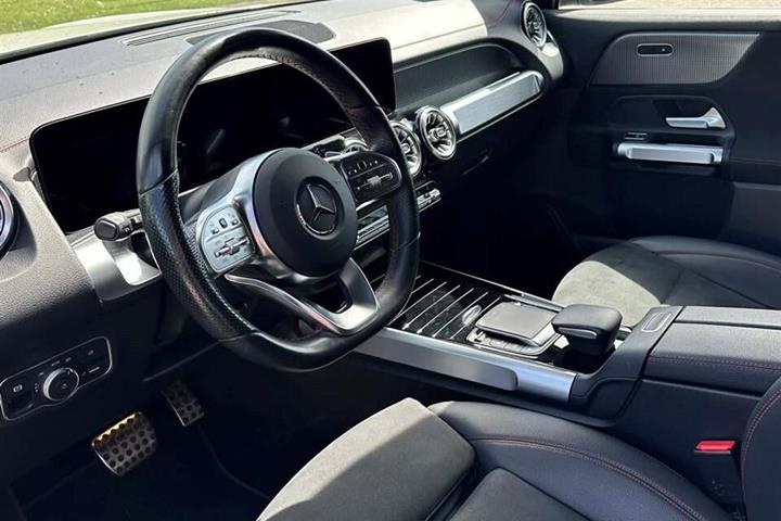 Hvid Mercedes EQB 300 fra 2022