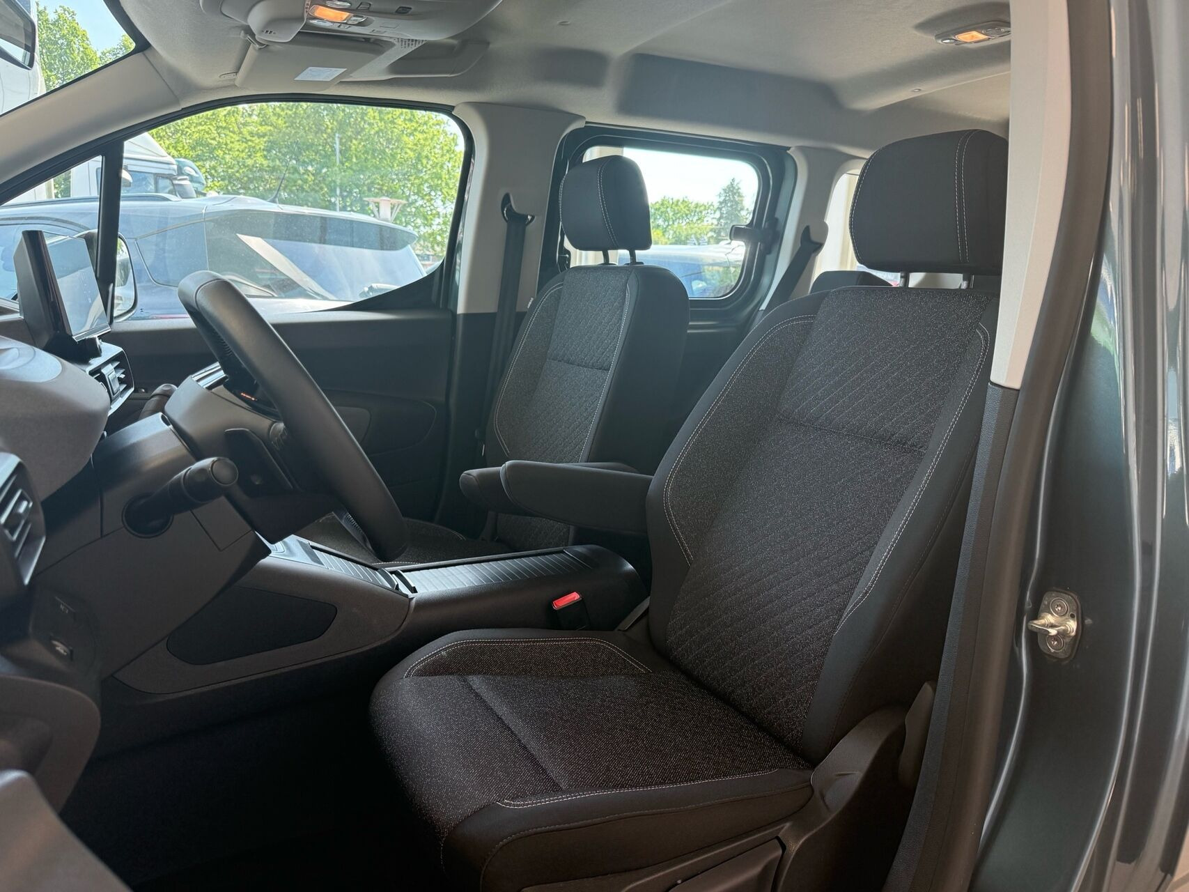 Blå Peugeot e-Rifter fra 2025