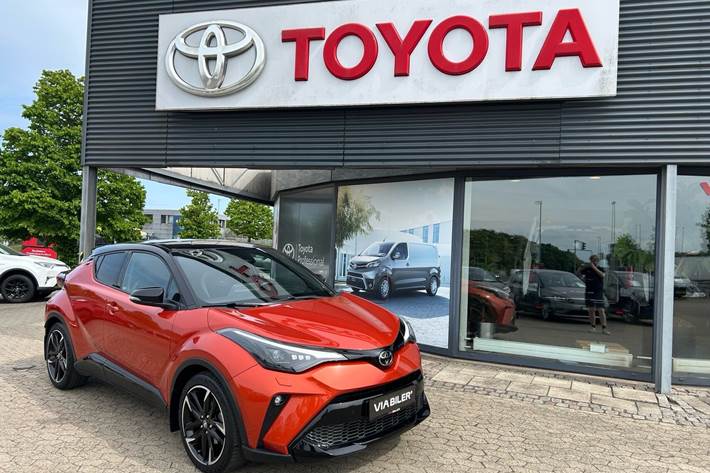 Orange Toyota C-HR fra 2021 set udefra