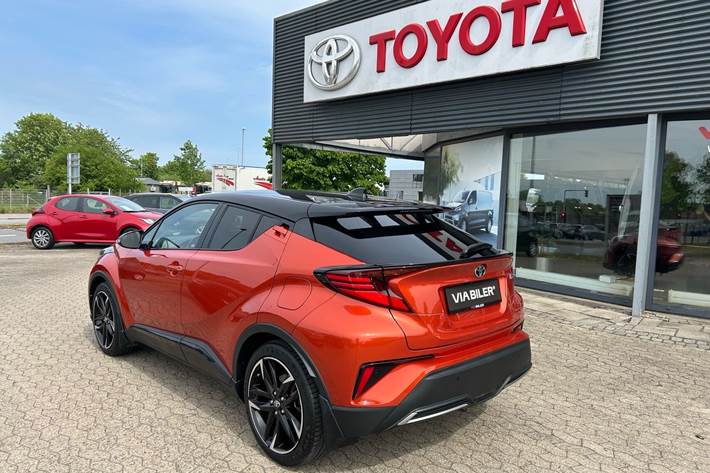 Orange Toyota C-HR fra 2021