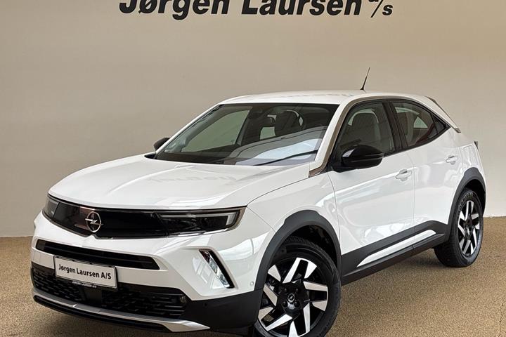 Hvid Opel Mokka-e fra 2022 set udefra