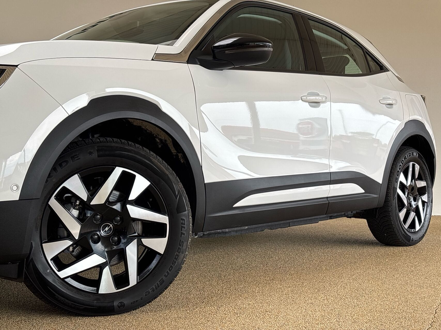 Hvid Opel Mokka-e fra 2022