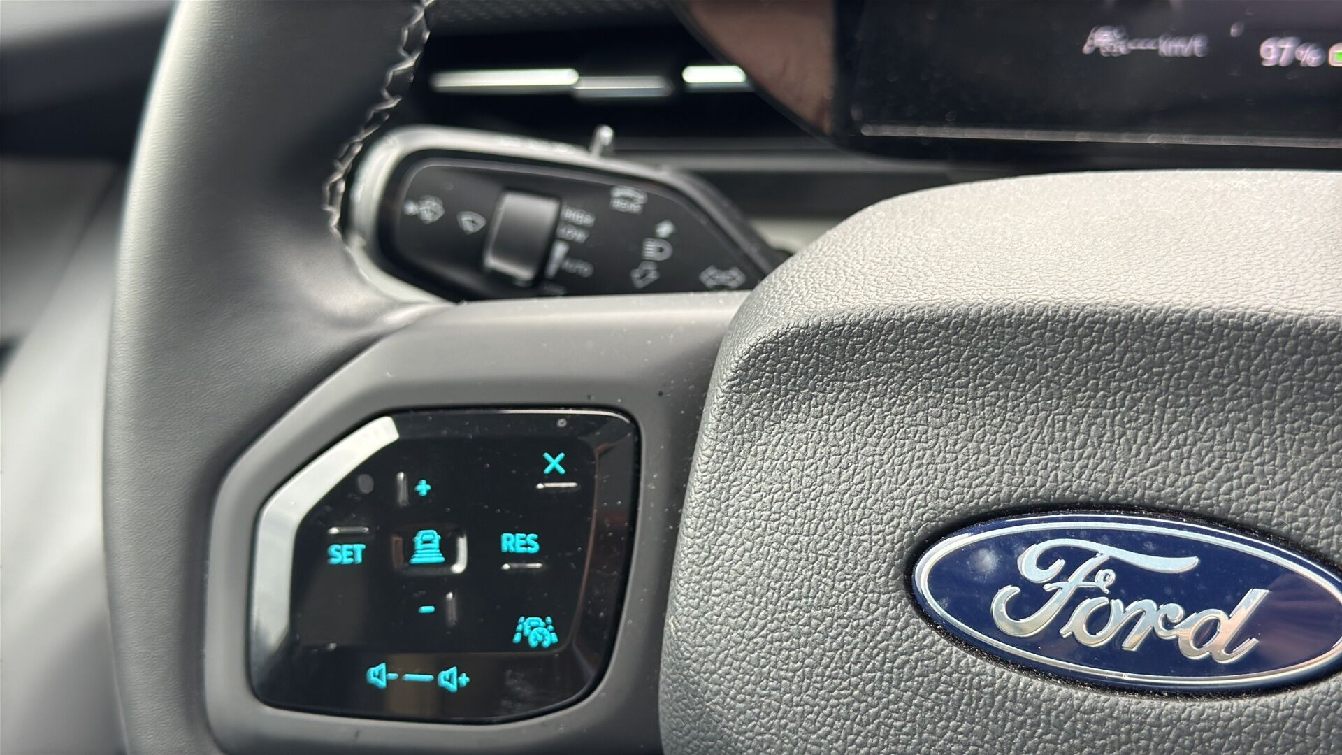 Sort Ford Explorer fra 2025