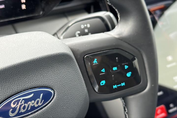 Sort Ford Explorer fra 2025