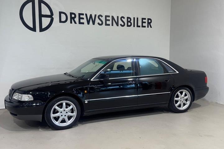 Sort Audi A8 fra 1997