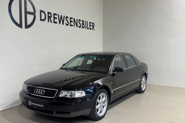 Sort Audi A8 fra 1997