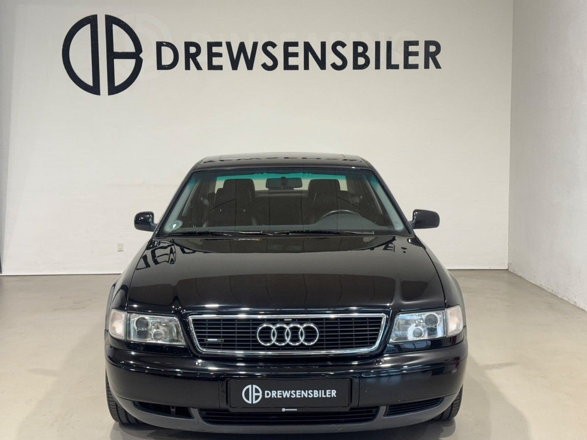 Sort Audi A8 fra 1997
