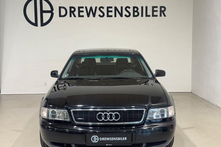 Sort Audi A8 fra 1997
