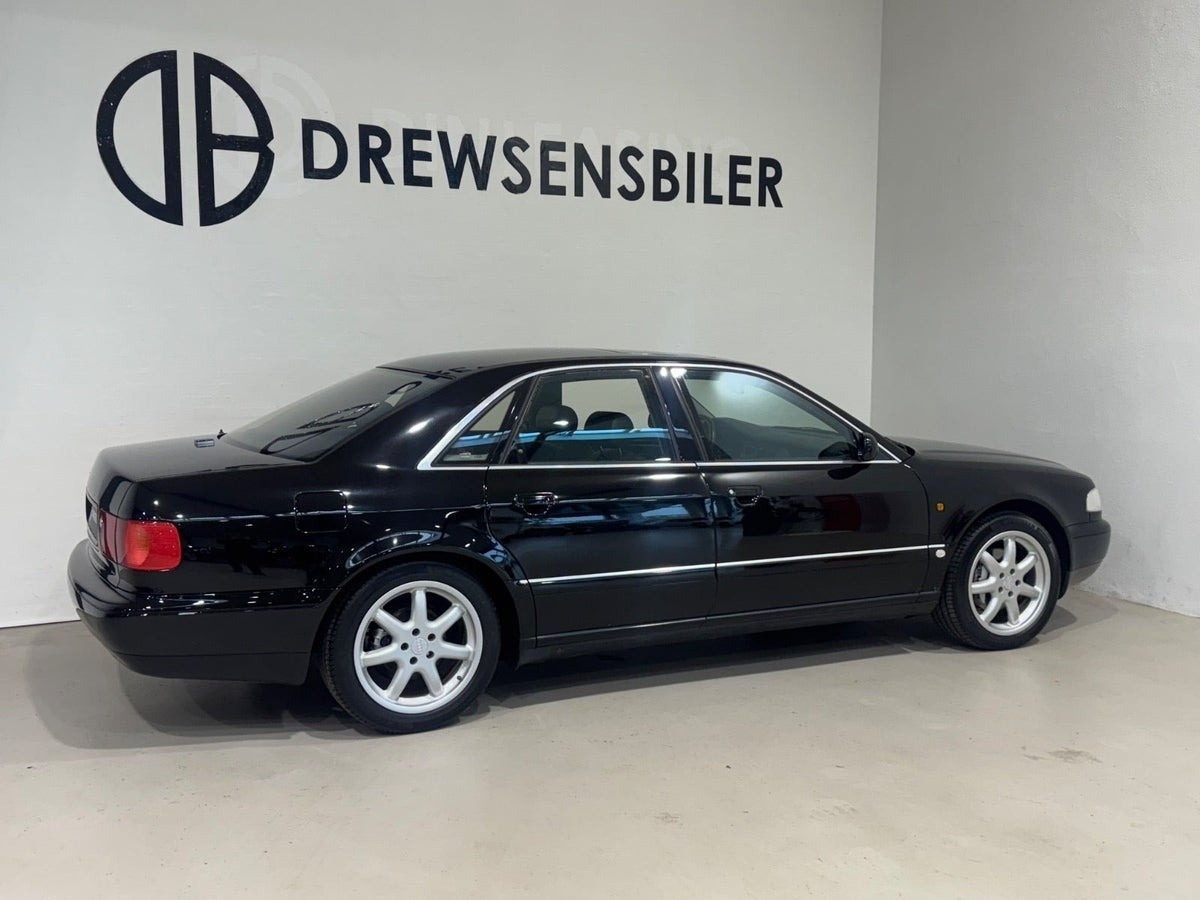 Sort Audi A8 fra 1997